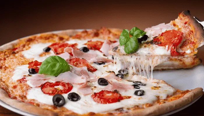 Surpreenda-se com a deliciosa pizza de mussarela de búfalo com presunto