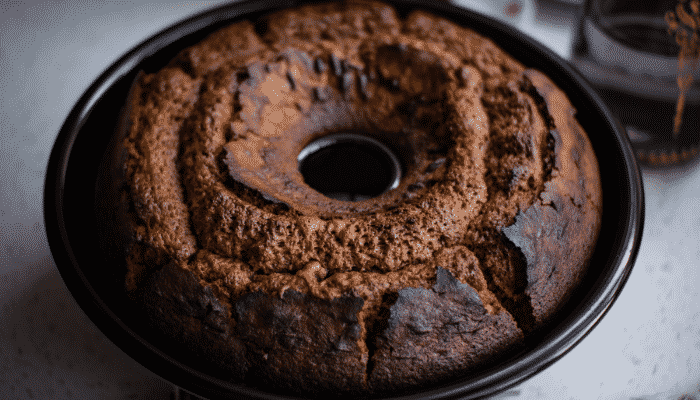 Aprenda agora como fazer um bolo de chocolate com três ingredientes