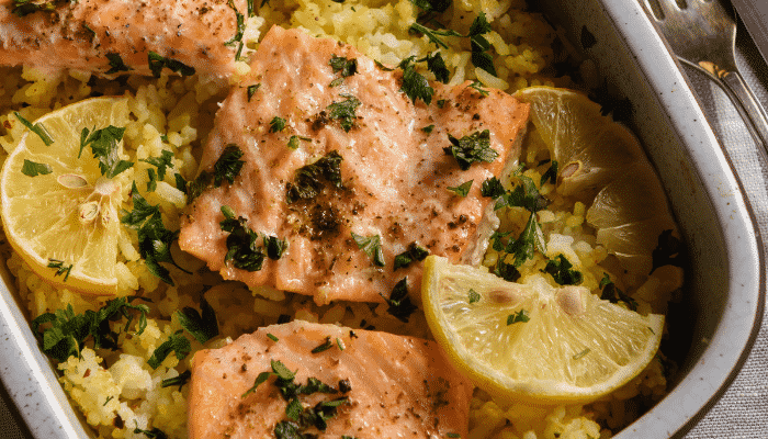 Arroz de forno com salmão