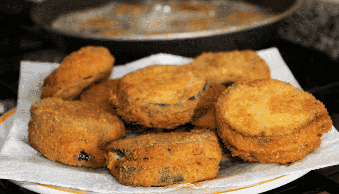 Berinjela empanada com casquinha de queijo crocante