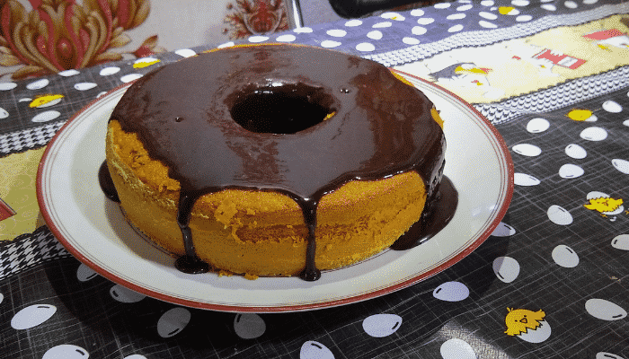 bolo de cenoura com cobertura de chocolate cremosa