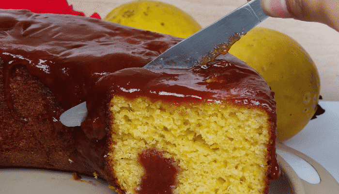 Bolo de fubá cremoso com pedaços de goiabada