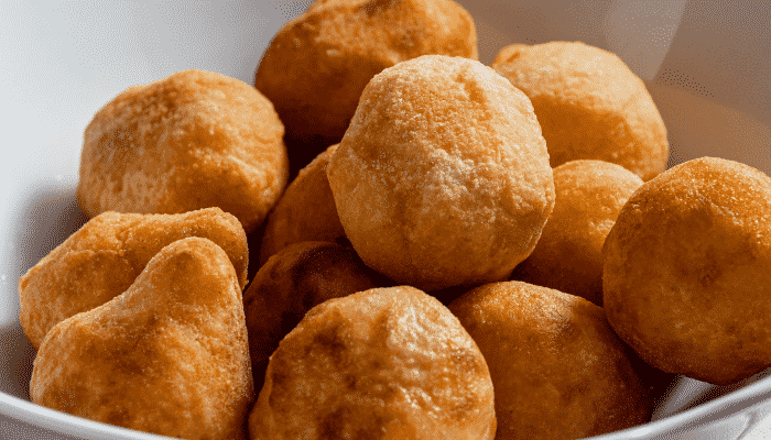 Coxinha com massa crocante recheada com bacalhau