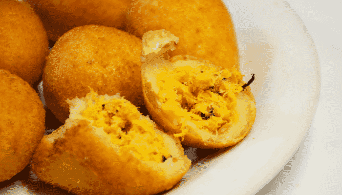 Coxinha de frango desfiado suculento com massa de mandioca macia