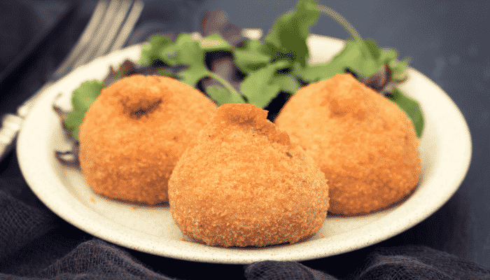 Coxinha de massa de milho recheada com carne seca