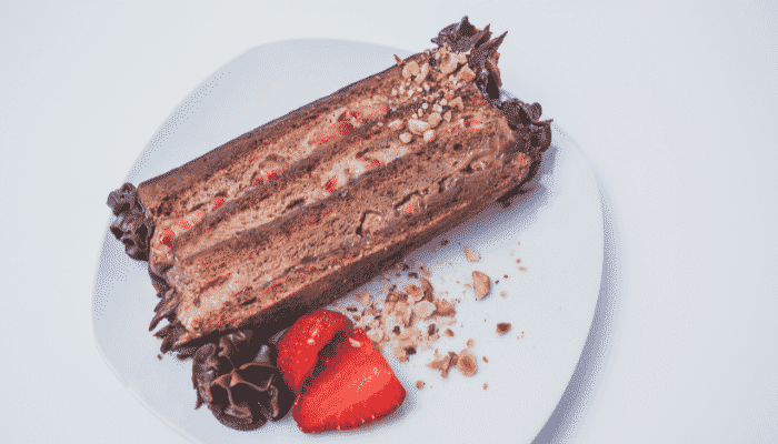 Delicioso bolo de chocolate com morangos frescos