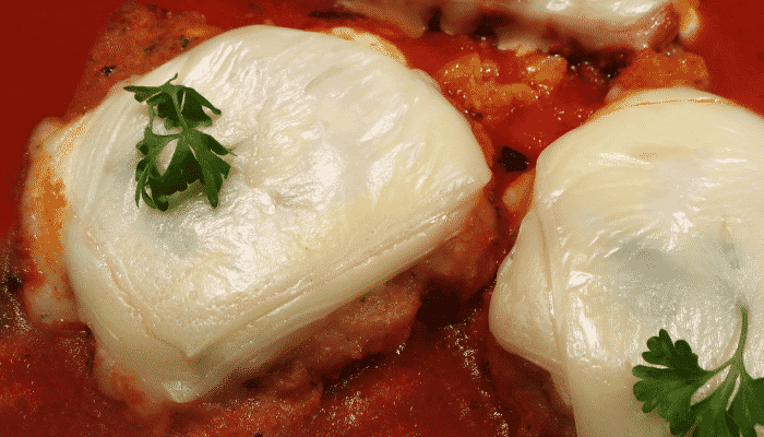 Delicioso filé à parmegiana com molho de tomate suculento