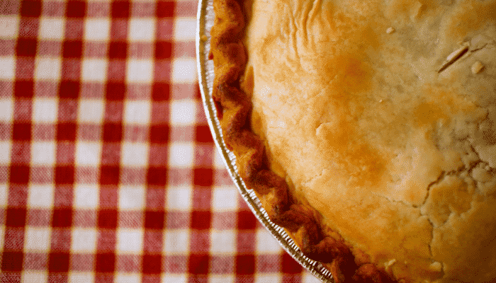 Descubra agora como fazer uma deliciosa torta de sardinha batida à mão