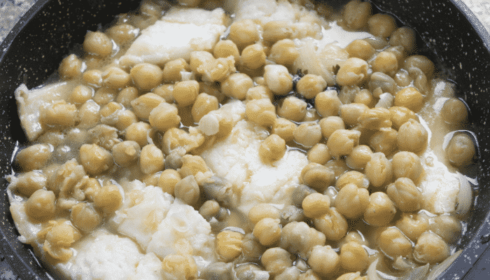 Descubra agora como fazer uma salada de grão-de-bico com bacalhau