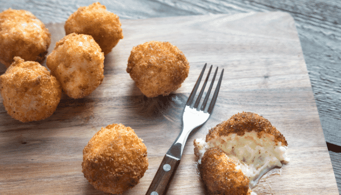 Descubra como fazer um bolinho de arroz crocante por fora macio por dentro