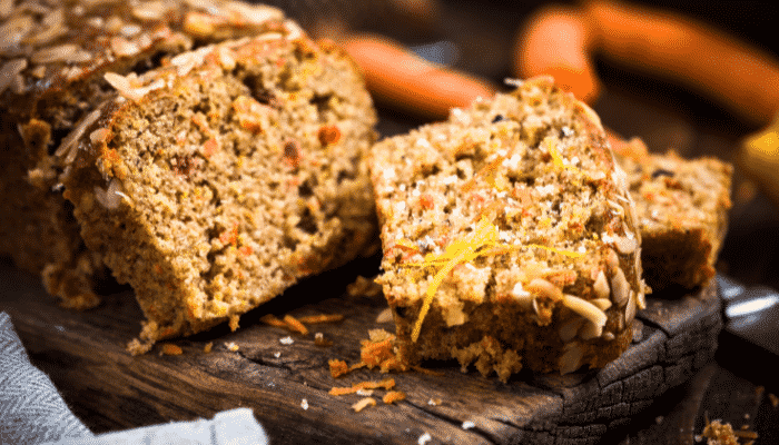 Descubra como fazer um bolo de cenoura com aveia e uva passas