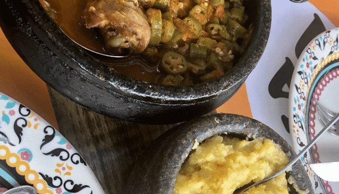 Descubra como fazer uma polenta suculenta com frango quiabo e milho