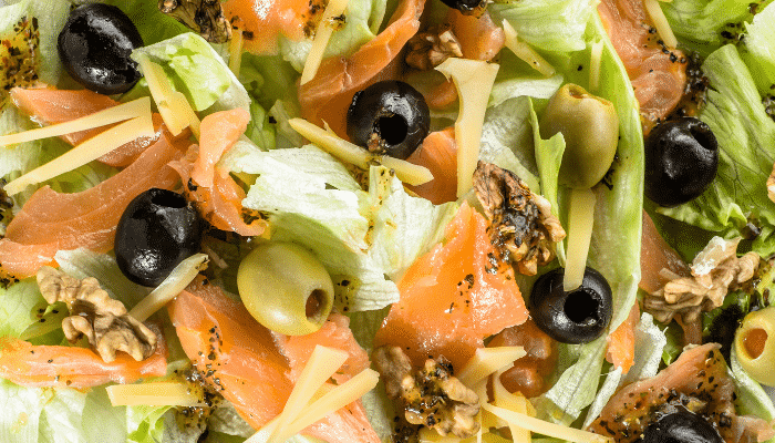 Descubra como fazer uma salada de alface com nozes e salmão