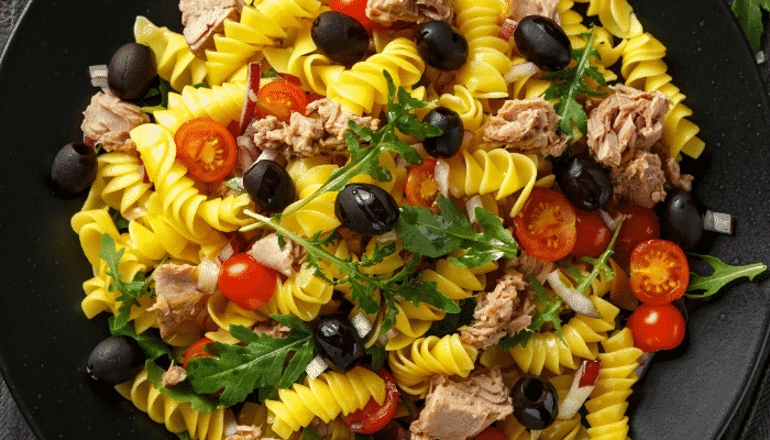 Descubra como fazer uma salada de legumes com macarrão e frango