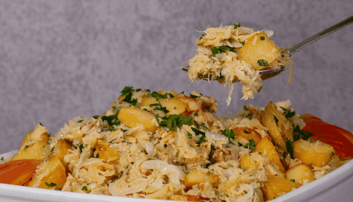 Experimente fazer um delicioso bacalhau à Brás do jeito português