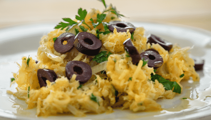 Experimente fazer um delicioso bacalhau desfiado ao forno com batatas