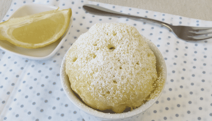 Experimente fazer um delicioso bolo de caneca de limão