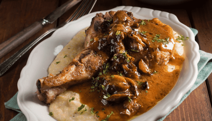 Experimente fazer um delicioso ragu de frango com polenta