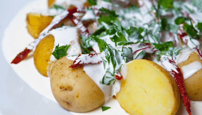 Experimente fazer uma deliciosa salada de batata com maionese de salsa