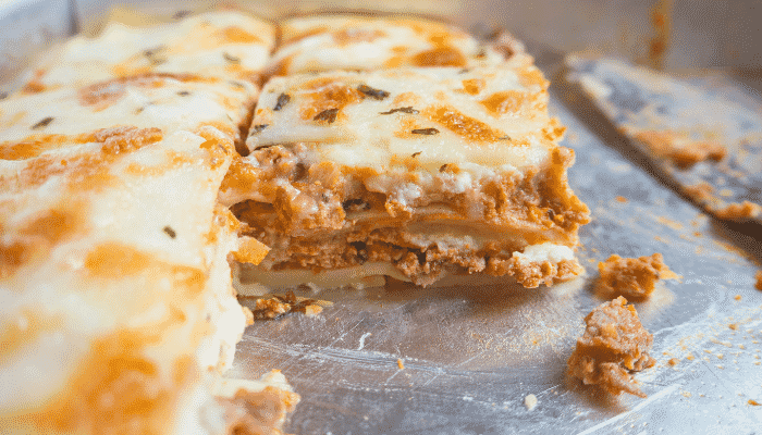 Lasanha de frango suculenta com queijo mussarela derretido