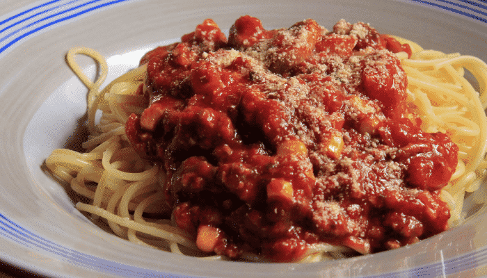 Macarronada rápida com linguiça para almoço de domingo