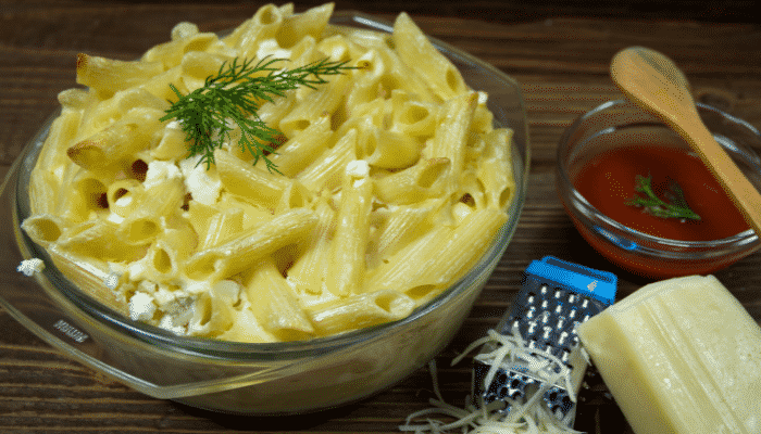 Macarrão 5 queijos com casquinha crocante de provolone