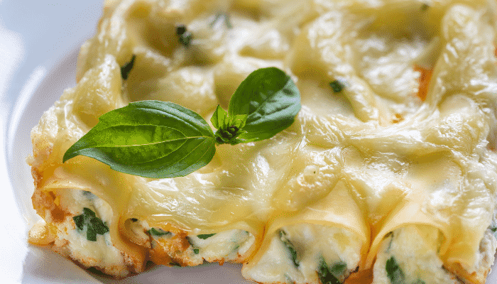 Macarrão recheado com queijo cremoso e mortadela defumada