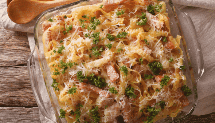 Macarrão rápido integral com peito de peru e queijo branco