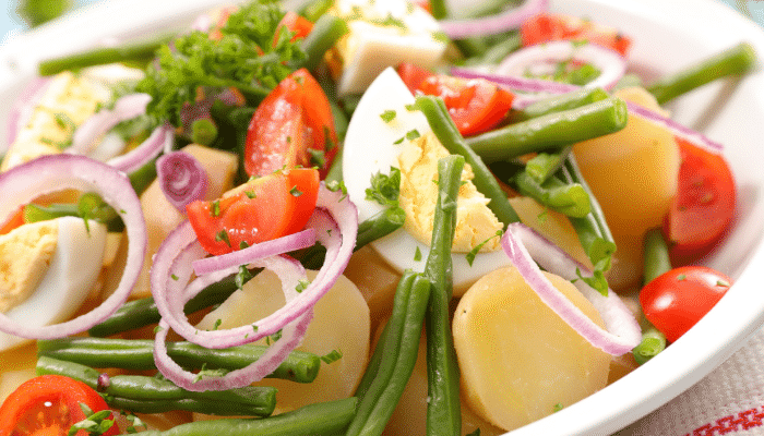 O segredo para fazer uma salada de legumes com ovo