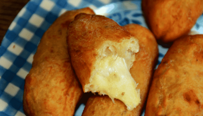 Receita fácil de bolinho de mandioca recheado com queijo derretido