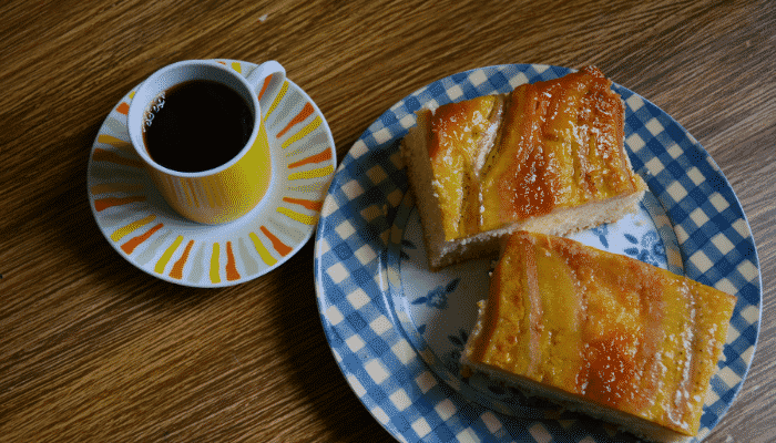 Receita fácil de bolo de banana caramelada com casquinha crocante