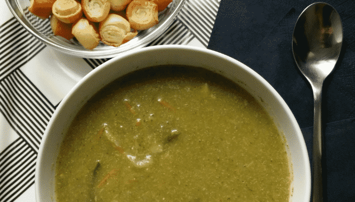 Receita fácil de caldo verde com bacon suculento