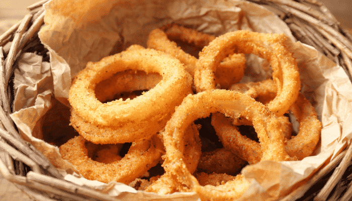 Receita fácil de cebola empanada crocante