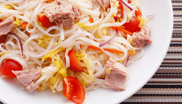 Receita prática e fácil de salada de macarrão com atum