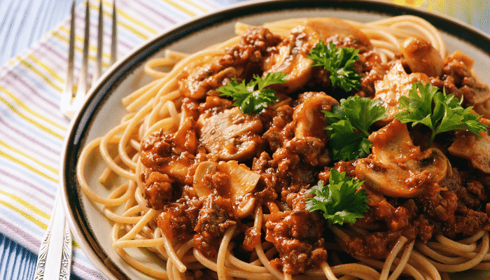 Receita rápida de macarrão integral com molho suculento de frango e tomates frescos