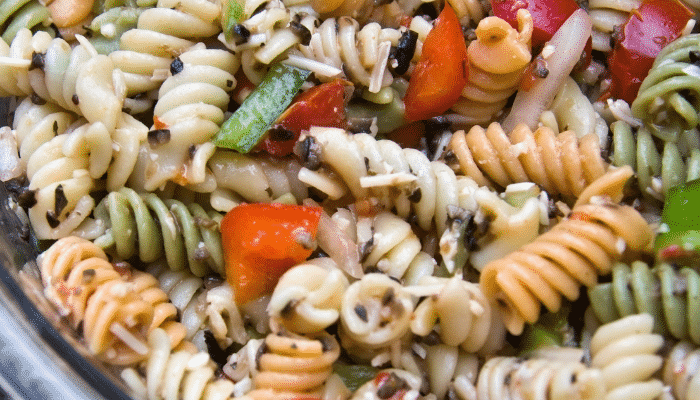 Salada rápida de macarrão parafuso com legumes frescos