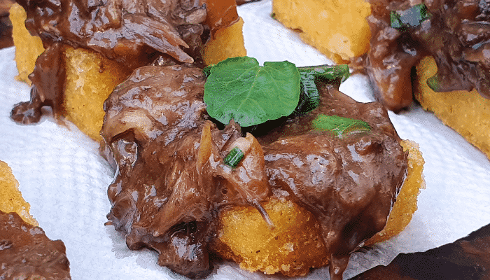 Sanduíche de alcatra suculenta com pão de alho grelhado