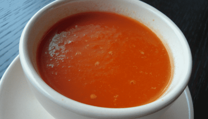 Suculenta e nutritiva sopa de tomate