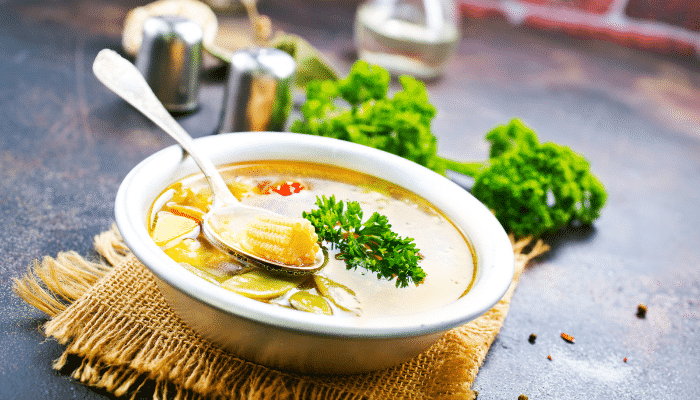 Surpreenda-se com a deliciosa sopa detox fácil para manter a forma