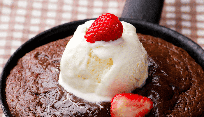 Surpreenda-se com bolo de chocolate de frigideira