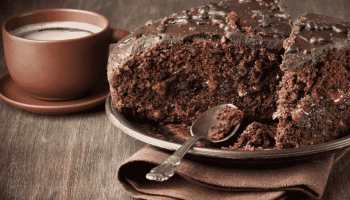 Surpreenda-se com delicioso bolo de chocolate com cacau em pó