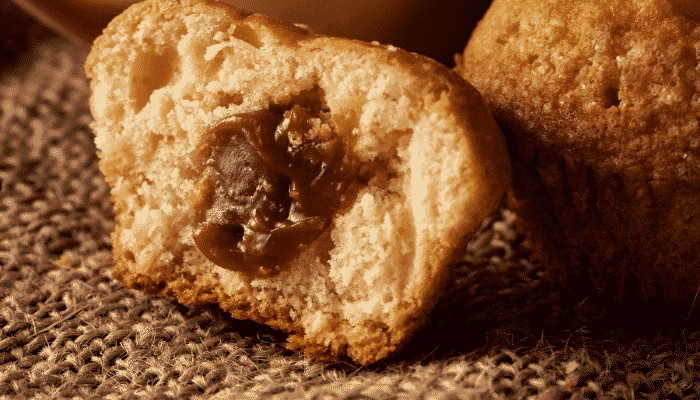 Surpreenda-se com delicioso bolo de chocolate com doce de leite