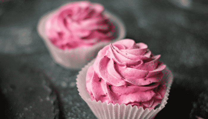 Surpreenda-se com delicioso cupcake rosa de baunilha