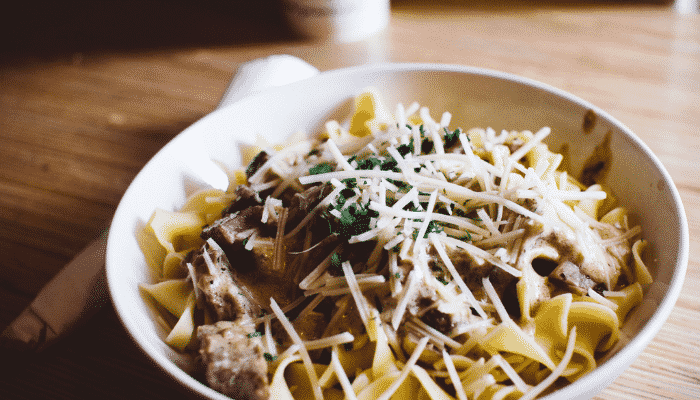 Surpreenda-se com delicioso macarrão primavera com frango e brócolis