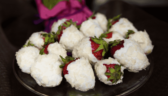 Surpreenda-se com delicioso morango de amor com brigadeiro branco