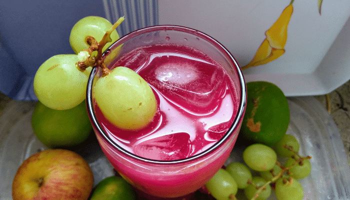 Surpreenda-se com delicioso suco vermelho nutritivo