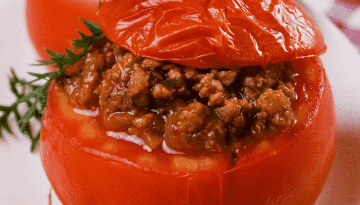 Surpreenda-se com delicioso tomate recheado com carne moída