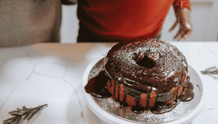 Surpreenda-se com um delicioso bolo de chocolate apenas com um ovo