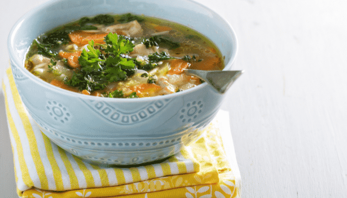 Surpreenda-se uma deliciosa sopa cremosa de frango com legumes