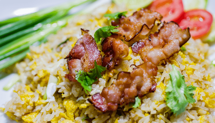 arroz temperado com ovo e bacon suculento